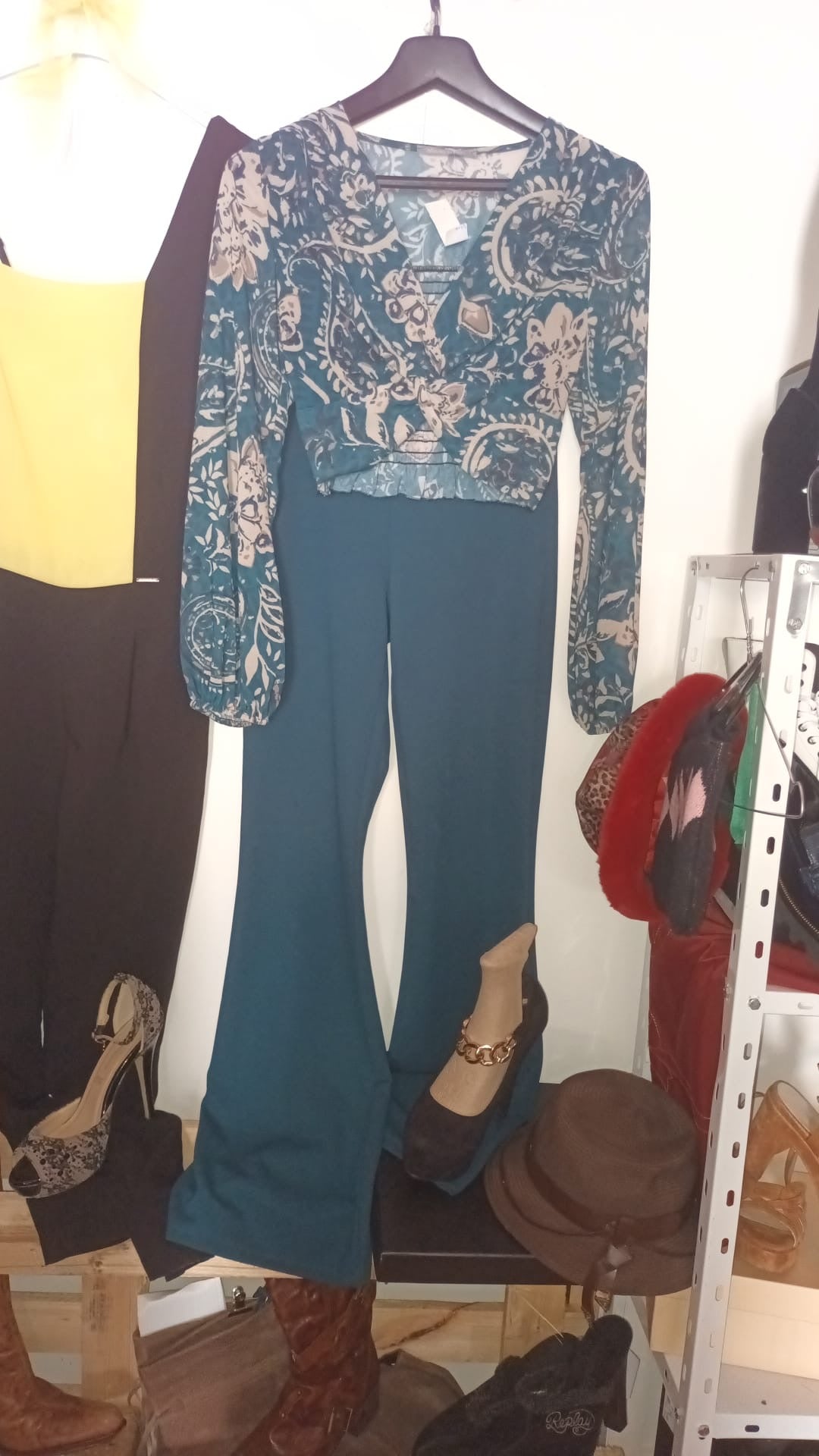 Top fantasía tg unica € 15, pantalone donna tg s €15, scarpa nera cinturino oro N 37 €15